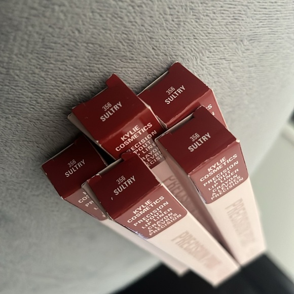 Kylie Cosmetics - Picture 2 of 2